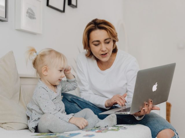 Comparatif Babysits et Care.com pour trouver une garde